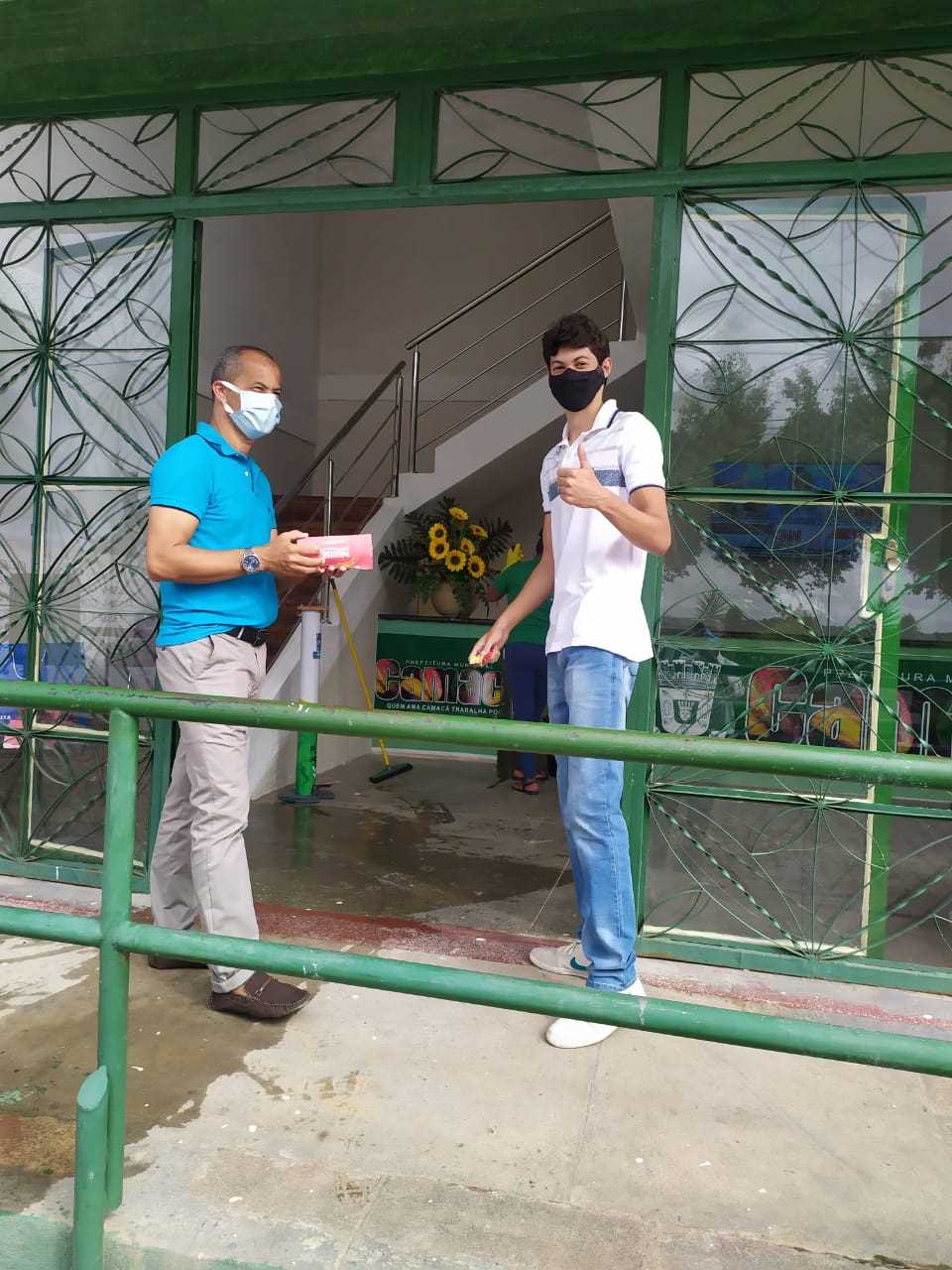 Camacã: Prefeito Paulo do Gás recebe funcionários com bombons
